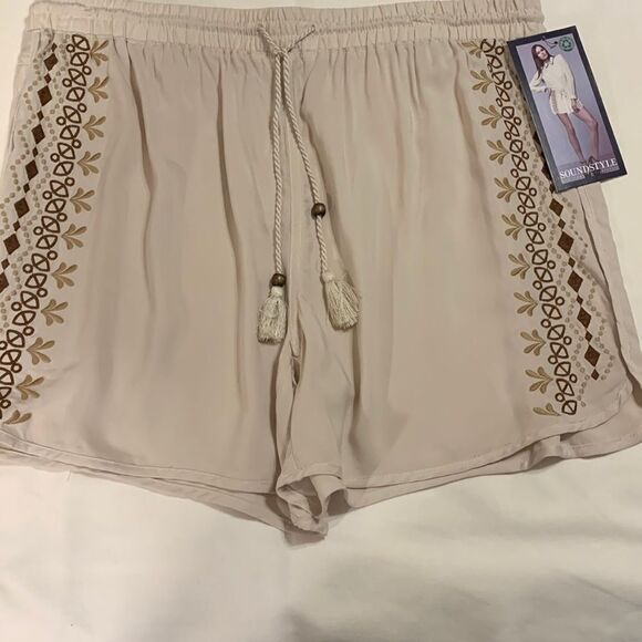 Sound/Style Size XL cream shorts with brown and tan embroidery down each side. - Picture 1 of 13